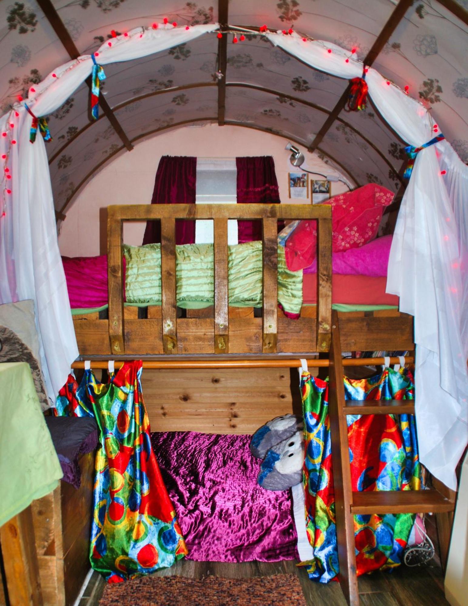 Hotel The Wonderly Wagon Fintown Exterior foto